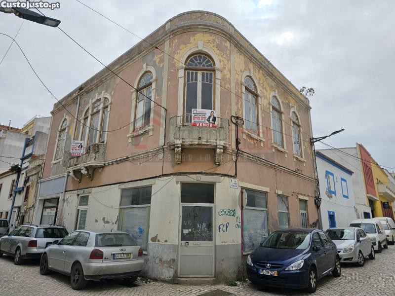 Prédio Para Recuperar No Centro De Peniche
