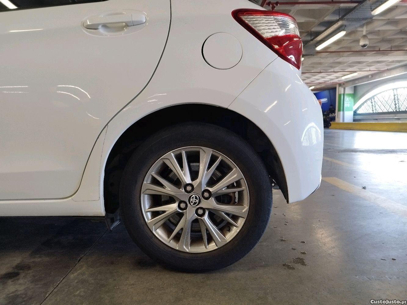 Toyota Yaris Hybrid — fotografia 8