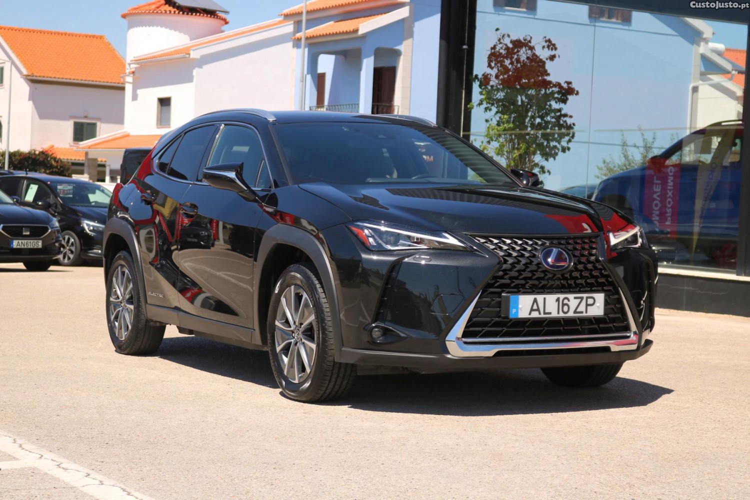 Lexus  UX 300e Premium 204cv - 21 — photo 2
