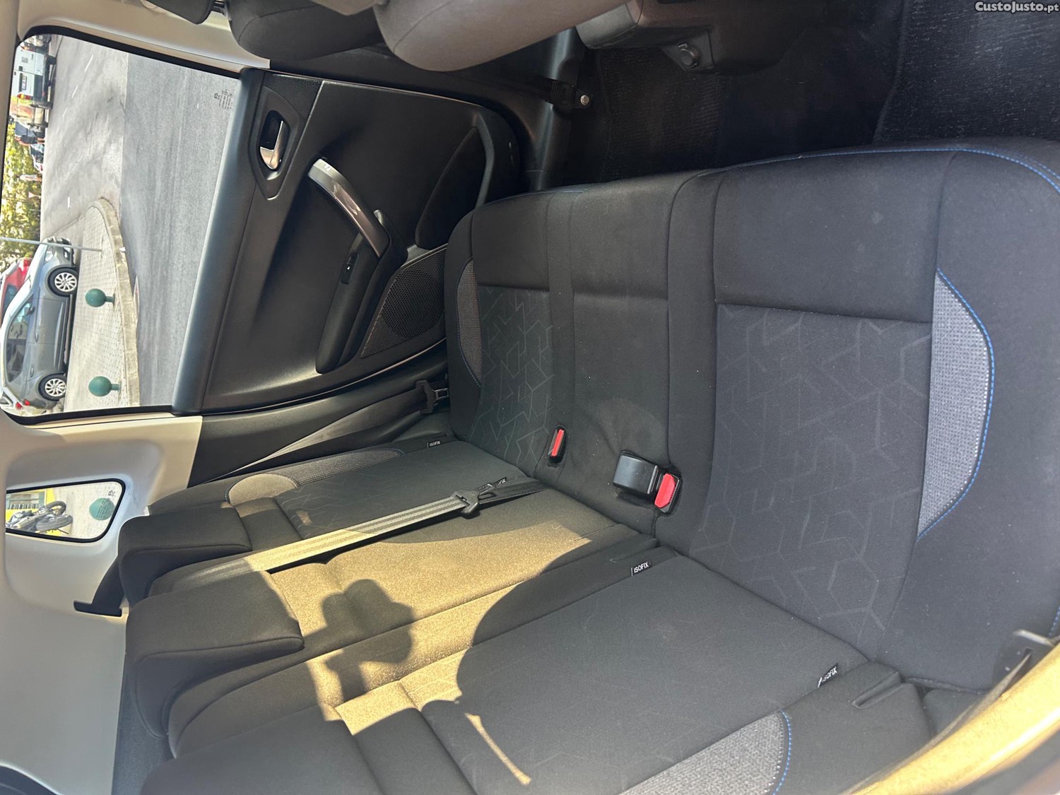 Peugeot 2008 1.6 HDI — fotografia 7