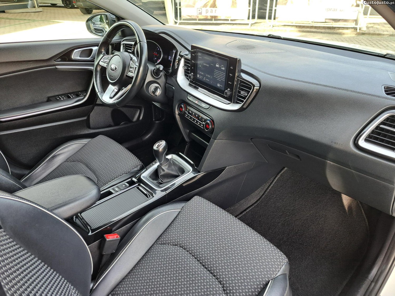 Kia Ceed SW 1.6 CRDI MHEV Drive + SRF — fotografia 6