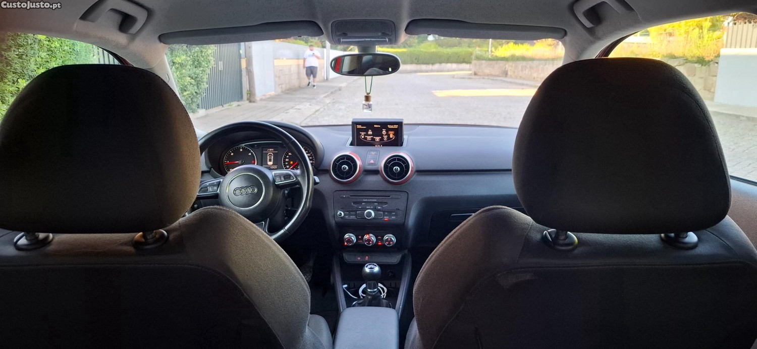 Audi A1 - 1.6 TDI 105CV AC CARREGADO — fotografia 5