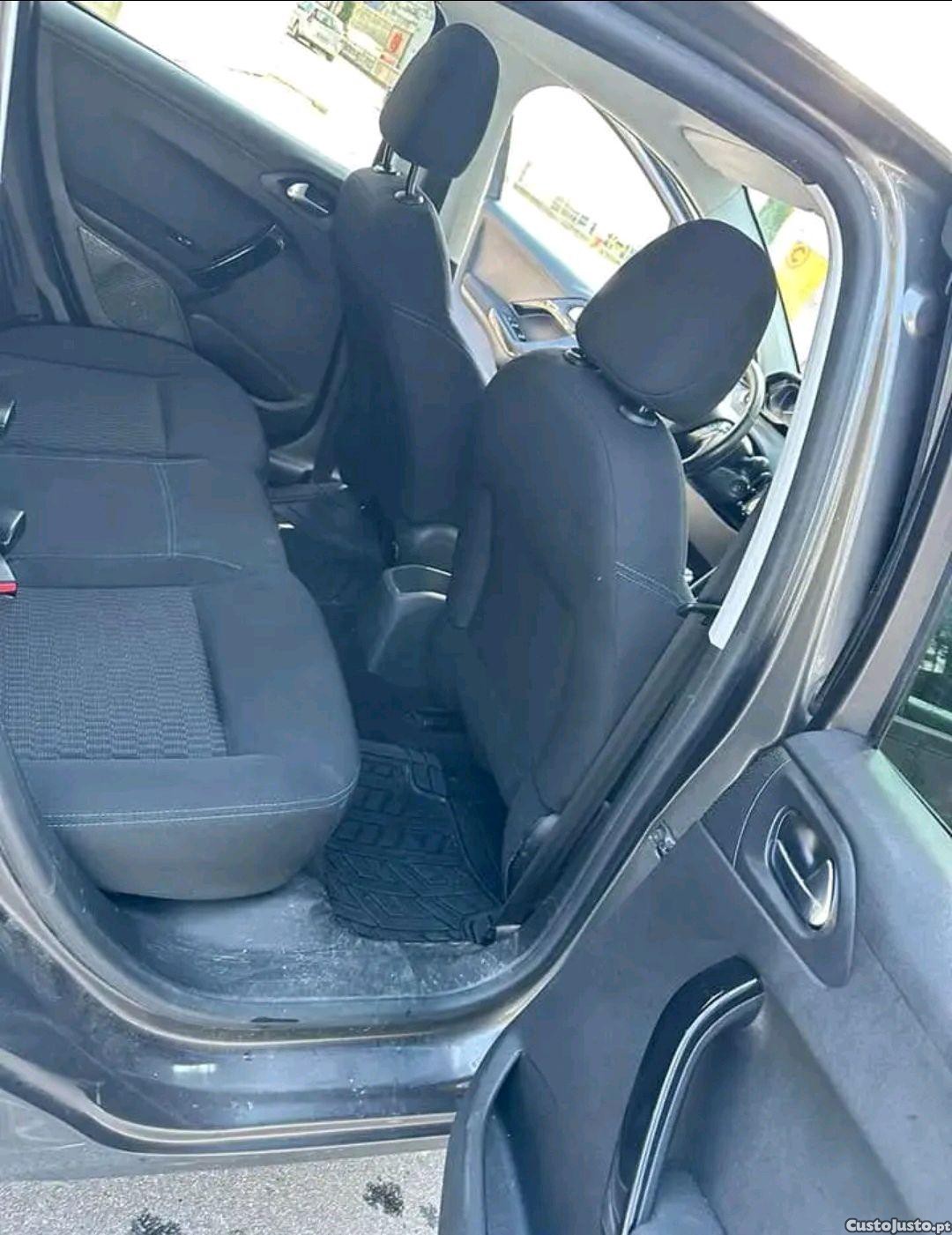 Peugeot 208 1.2 82 CV ano 2019 bom estado — fotografia 3