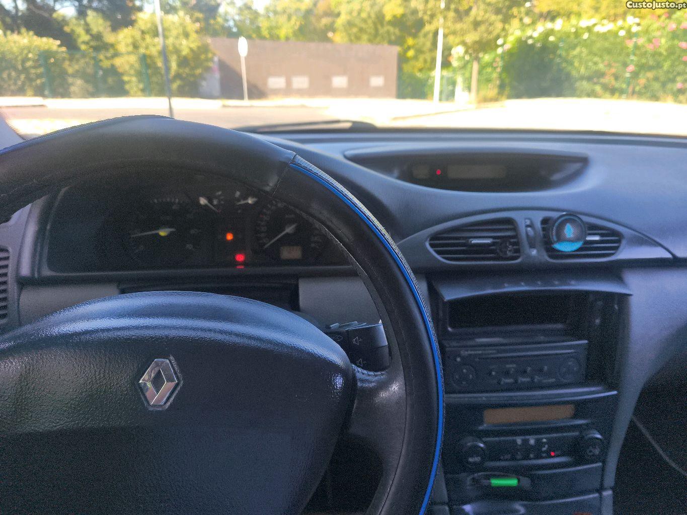 Renault Laguna II 1.6 16V — fotografia 2