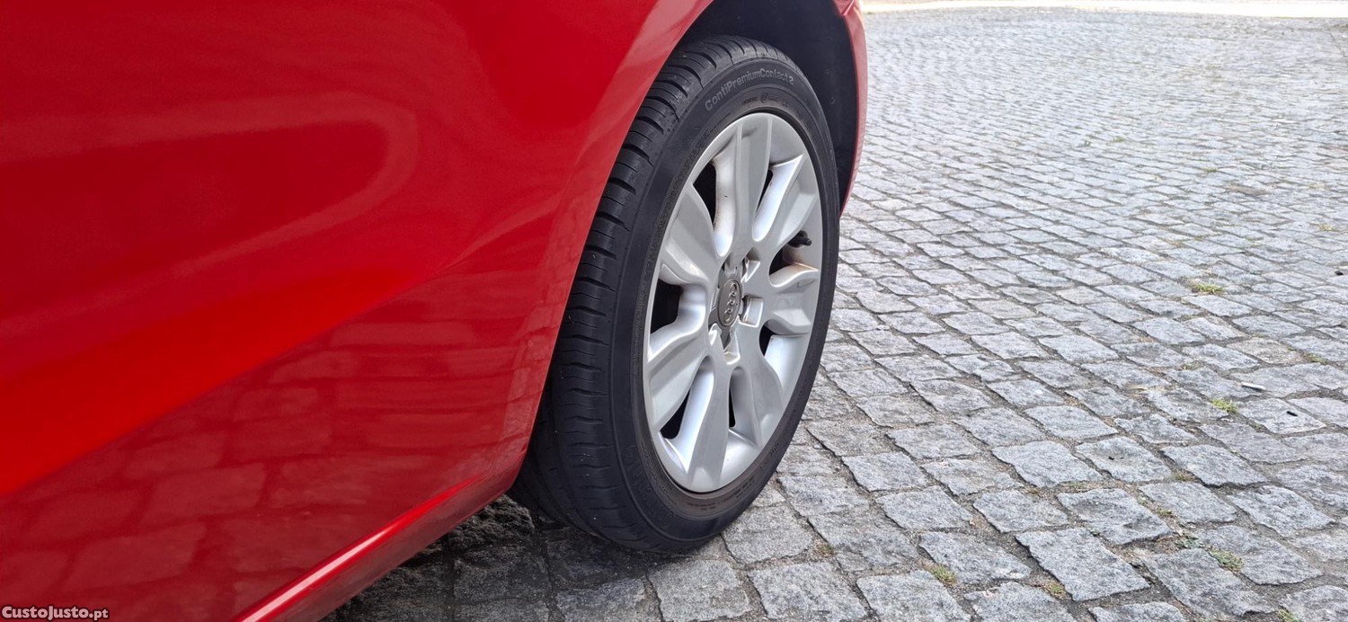 Audi A1 - 1.6 TDI 105CV AC CARREGADO — fotografia 3