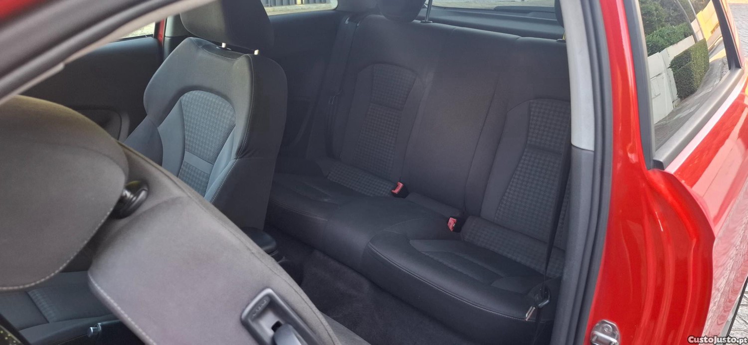 Audi A1 - 1.6 TDI 105CV AC CARREGADO — fotografia 11