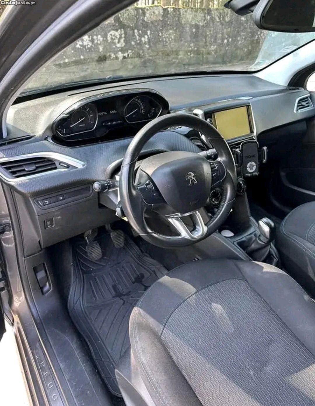 Peugeot 208 1.2 82 CV ano 2019 bom estado — fotografia 5