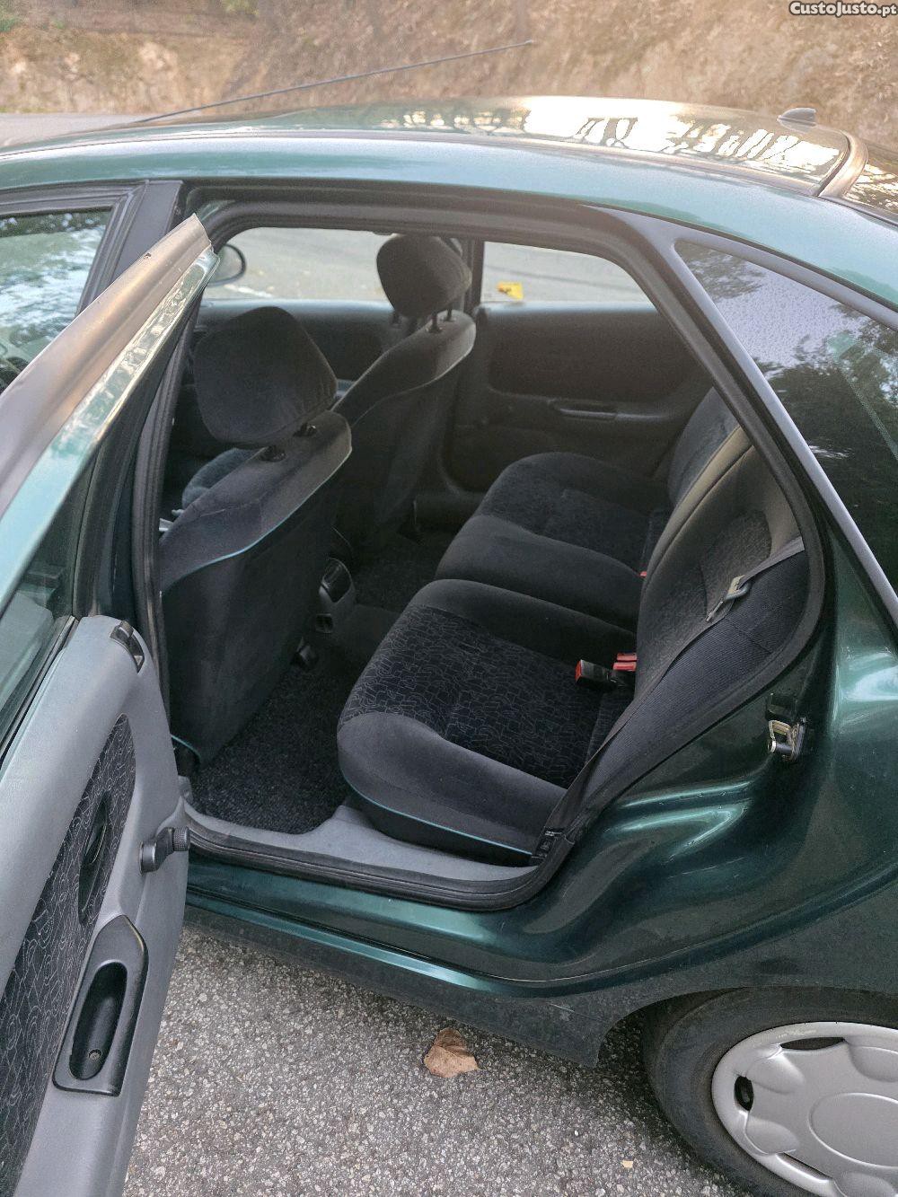 Renault Laguna 1.8 Gasolina — fotografia 4