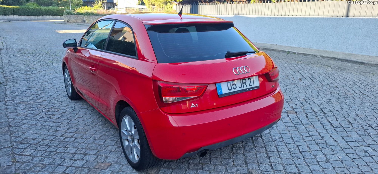 Audi A1 - 1.6 TDI 105CV AC CARREGADO — fotografia 10