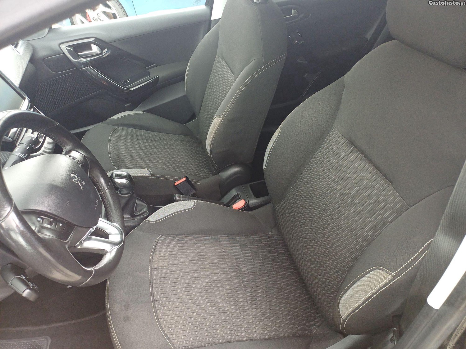 Peugeot 208 1.6 HDI — fotografia 2