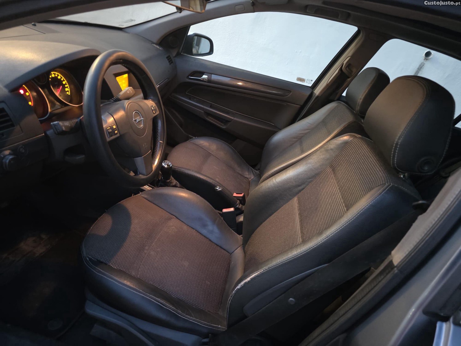 Opel Astra 1.9 cdi 150 cv — fotografia 2