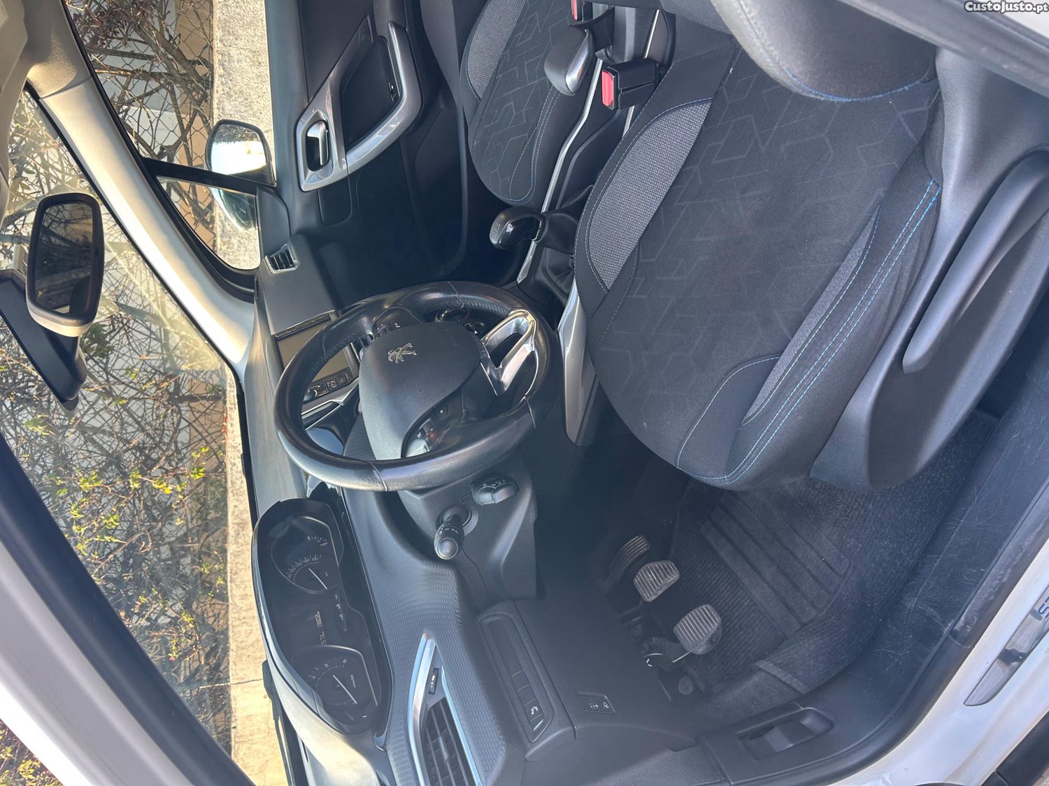 Peugeot 2008 1.6 HDI — fotografia 8