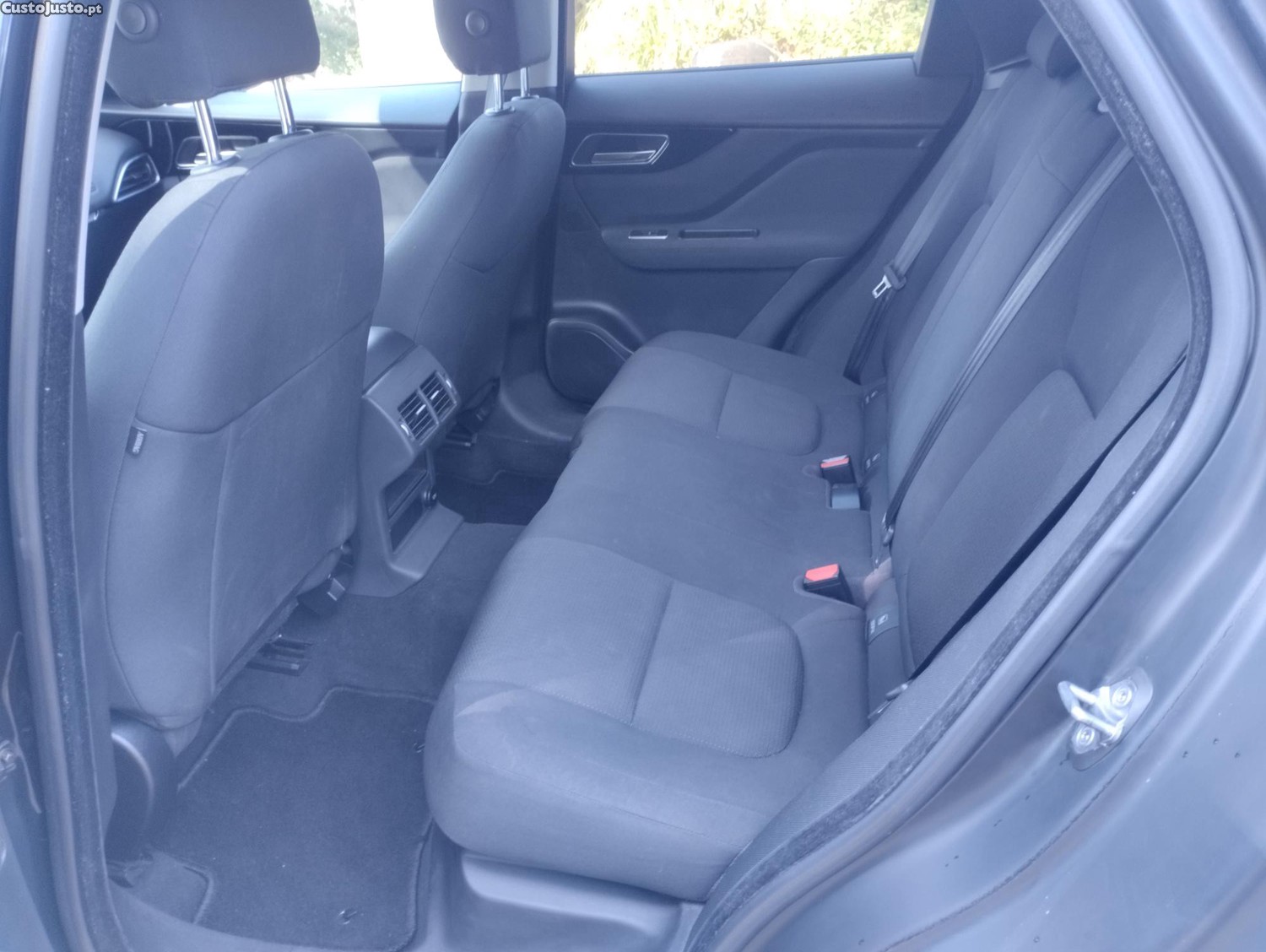 Jaguar F-Pace 2.0 i 4D Prestige - CX. Manual - GPS - Camara Marcha Tras - Classe 1 Portagens - DISTRIBUIÇAO NOVA — fotografia 17