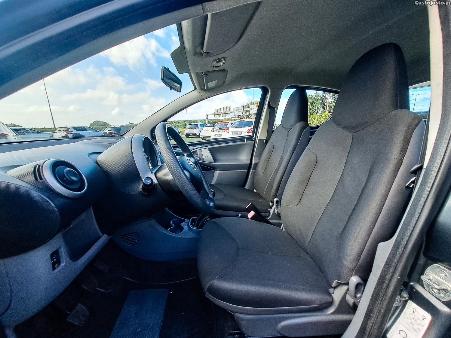 Toyota Aygo 1.0VVT-I 68CV GASOLINA 2010 — fotografia 6