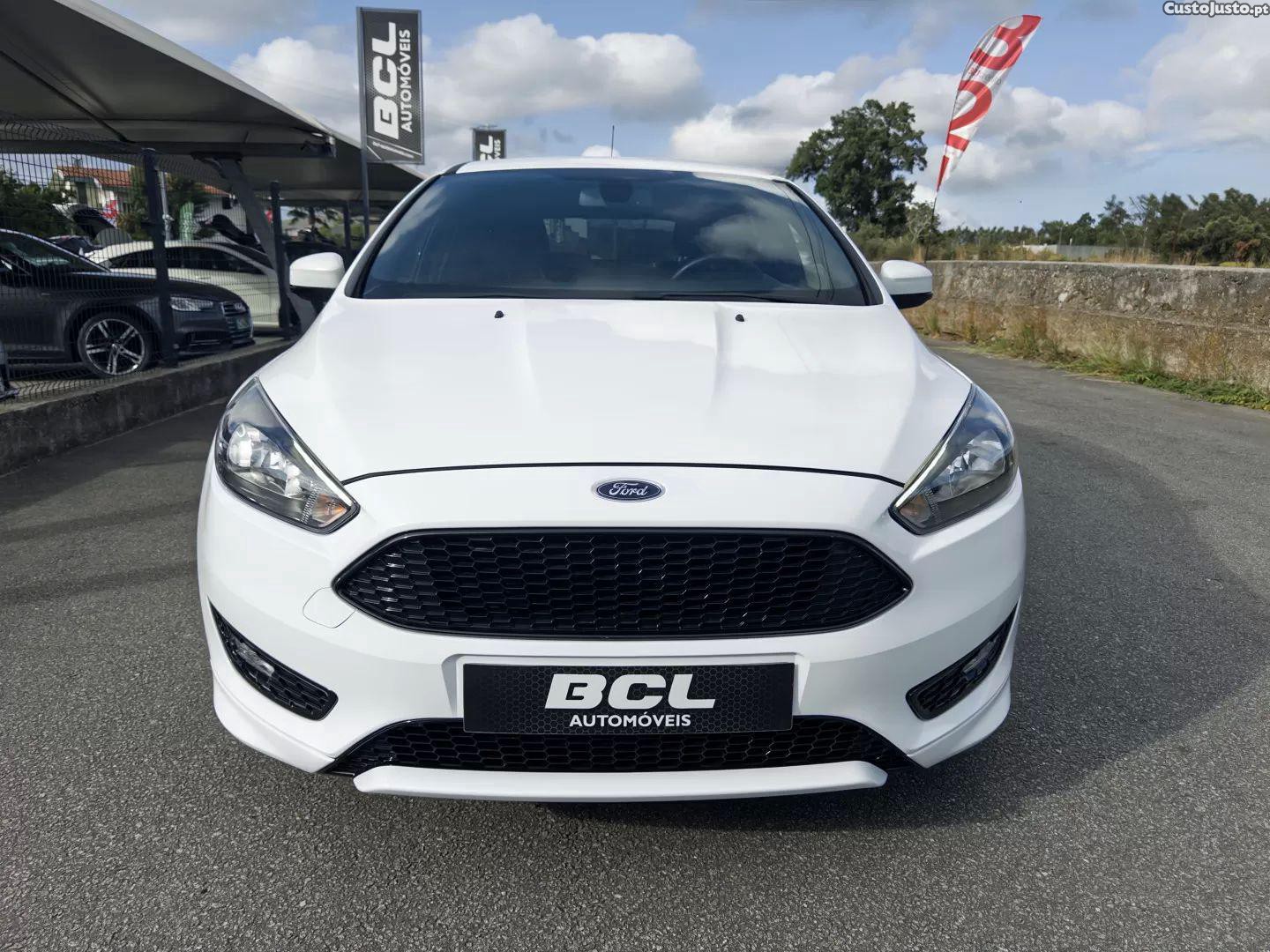 Ford Focus 1.0 ecoboost st-line — fotografia 15