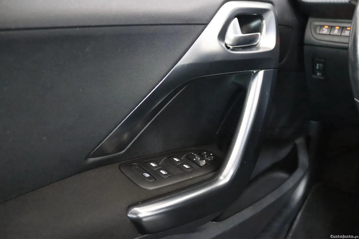 Peugeot 2008 1.2 PureTech Allure — fotografia 9