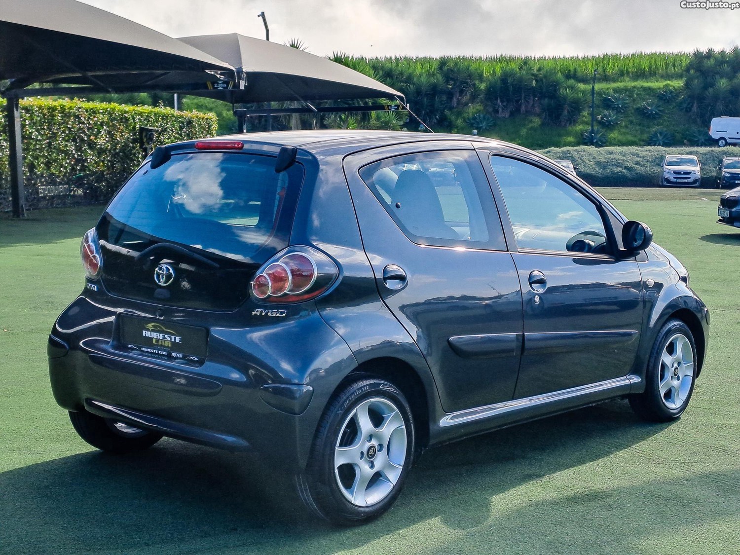 Toyota Aygo 1.0VVT-I 68CV GASOLINA 2010 — fotografia 10