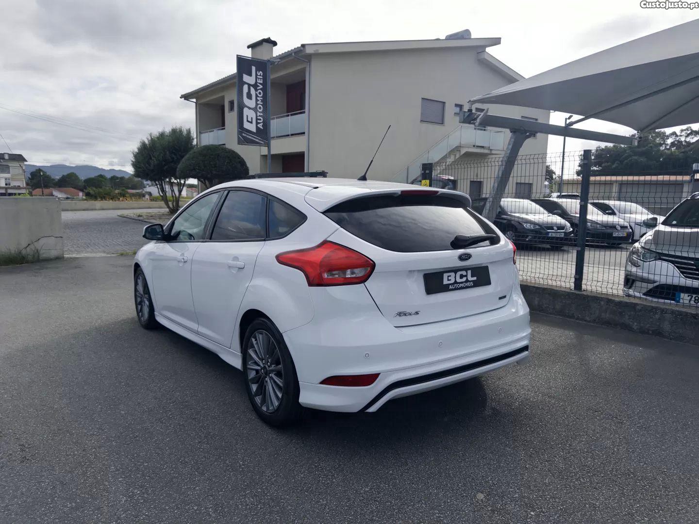 Ford Focus 1.0 ecoboost st-line — fotografia 12