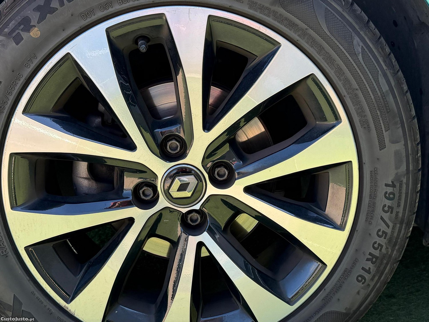 Renault Clio 1.0 TCe Exclusive — fotografia 25