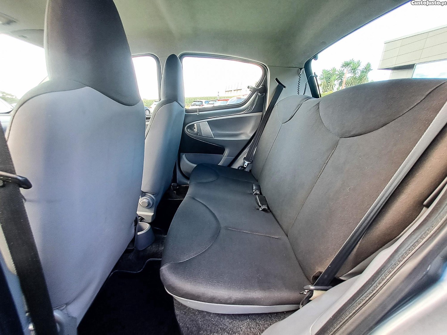 Toyota Aygo 1.0VVT-I 68CV GASOLINA 2010 — fotografia 5