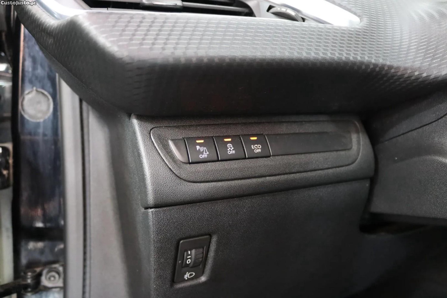 Peugeot 2008 1.2 PureTech Allure — fotografia 8