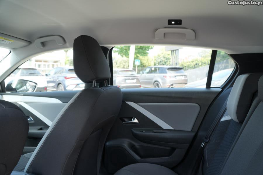 Opel Astra 1.2 T Edition — fotografia 5