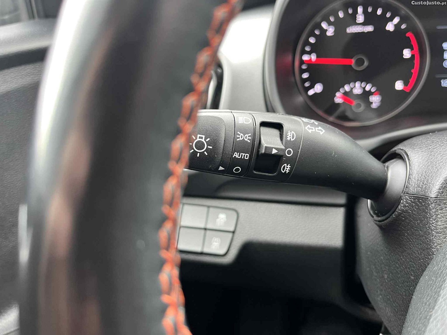 Kia Stonic 1.6 CRDI Vision — fotografia 3