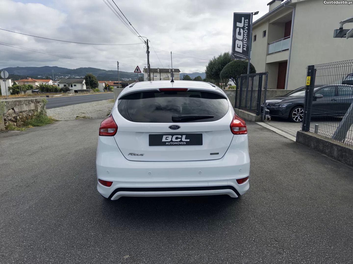 Ford Focus 1.0 ecoboost st-line — fotografia 11