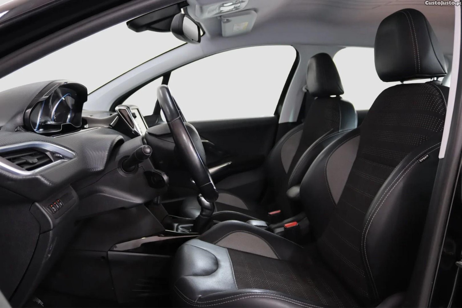 Peugeot 2008 1.2 PureTech Allure — fotografia 5