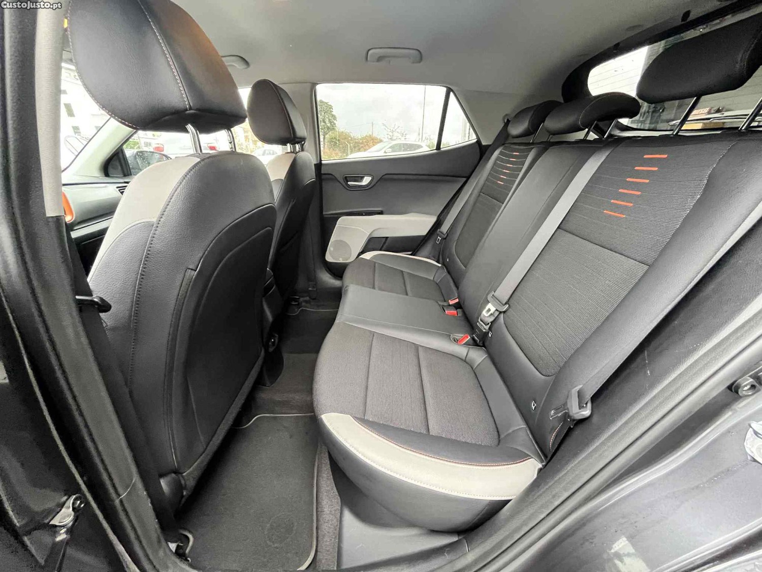Kia Stonic 1.6 CRDI Vision — fotografia 10