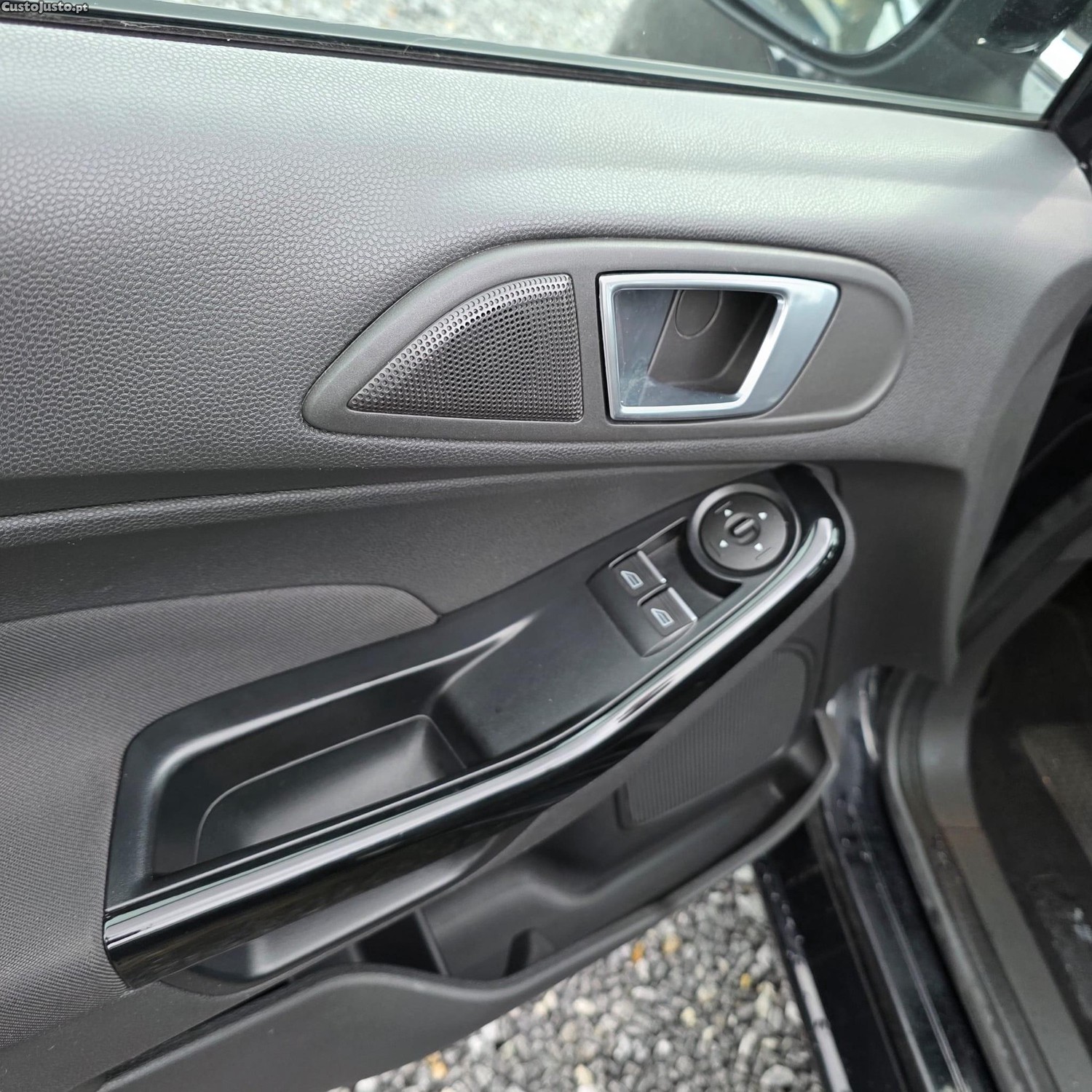 Ford Fiesta 1.5 TDCi Titanium — fotografia 9