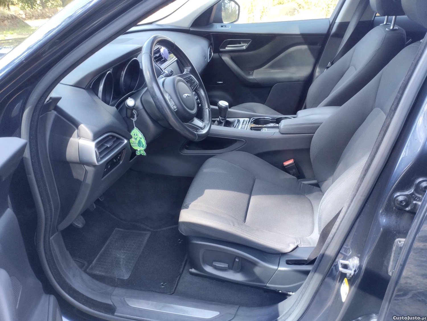 Jaguar F-Pace 2.0 i 4D Prestige - CX. Manual - GPS - Camara Marcha Tras - Classe 1 Portagens - DISTRIBUIÇAO NOVA — fotografia 16