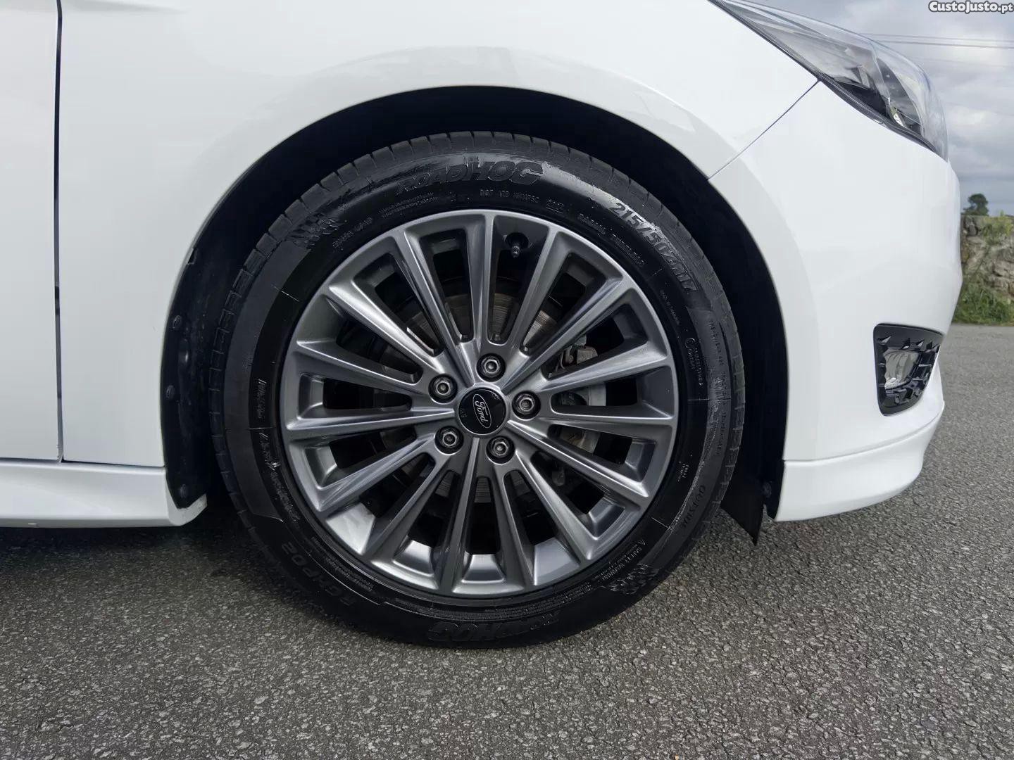 Ford Focus 1.0 ecoboost st-line — fotografia 8