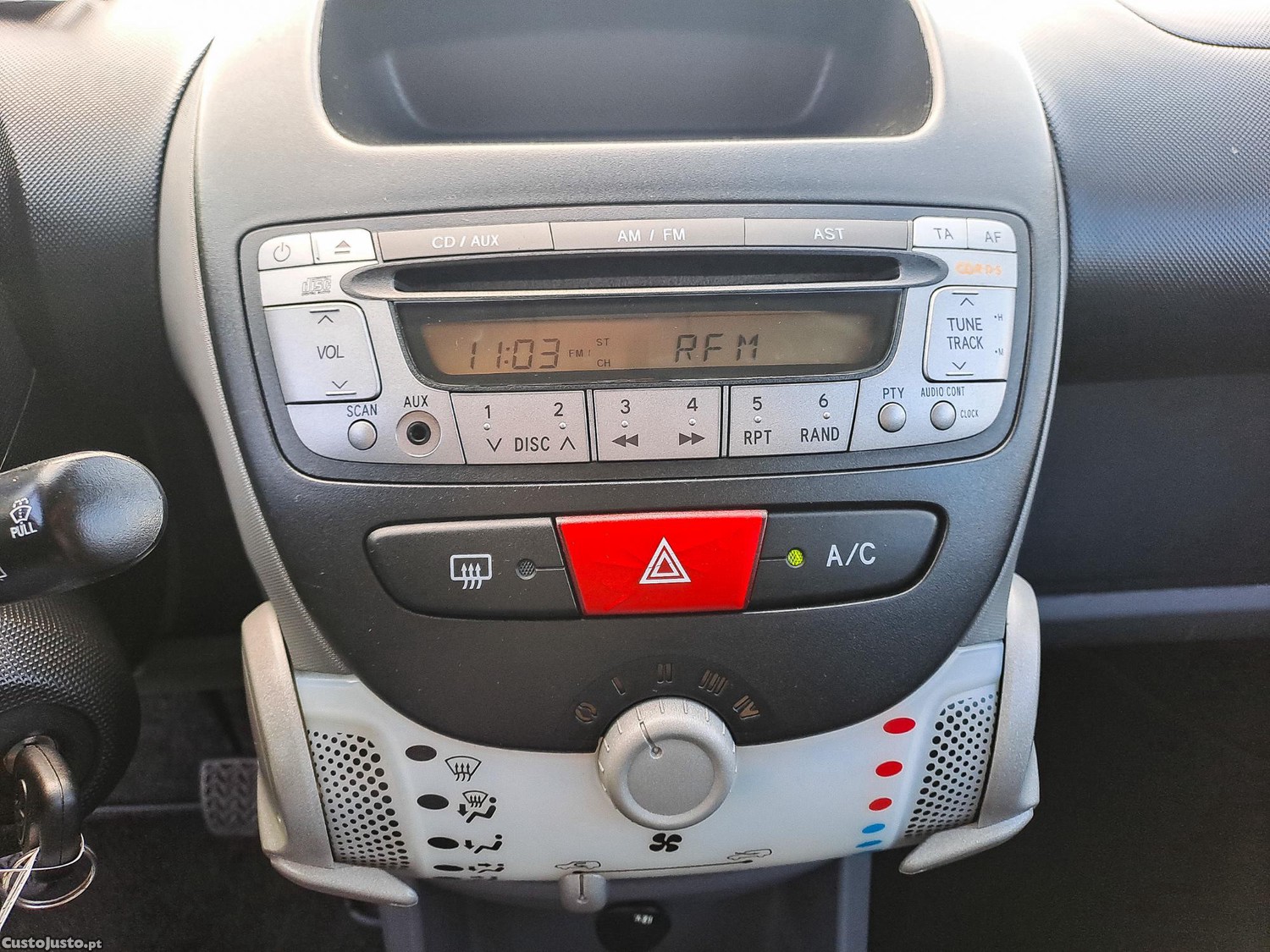 Toyota Aygo 1.0VVT-I 68CV GASOLINA 2010 — fotografia 4