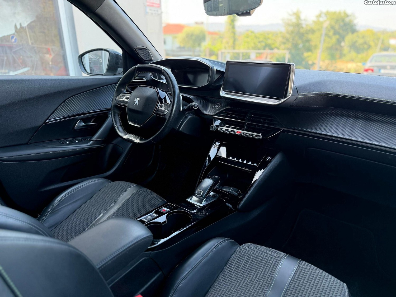 Peugeot 2008 1.2 PureTech GT Line EAT8 — fotografia 5