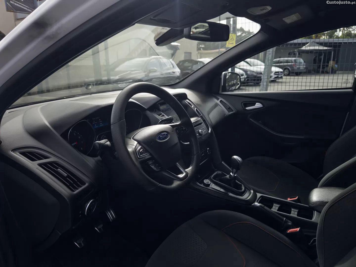 Ford Focus 1.0 ecoboost st-line — fotografia 3