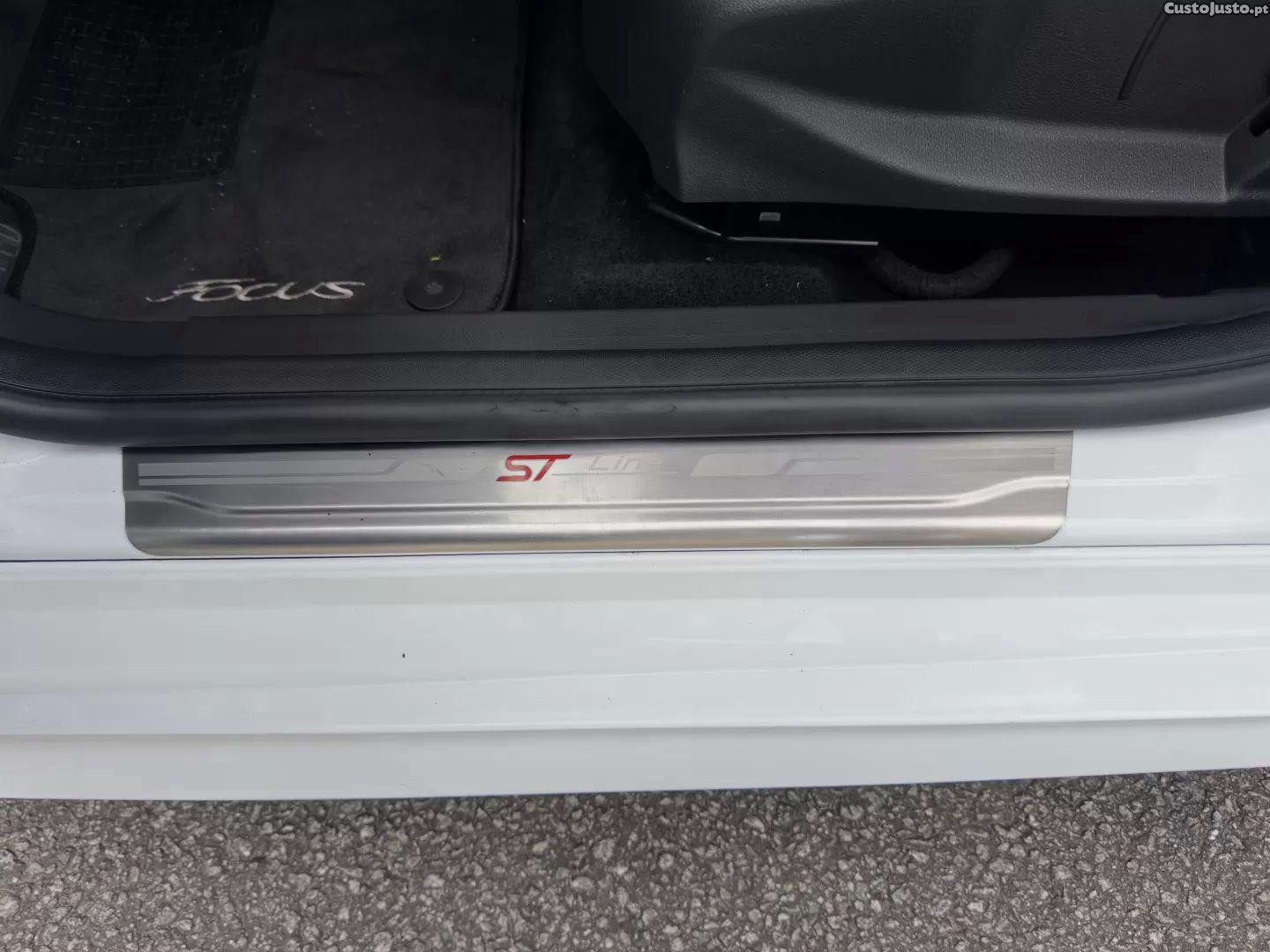 Ford Focus 1.0 ecoboost st-line — fotografia 5