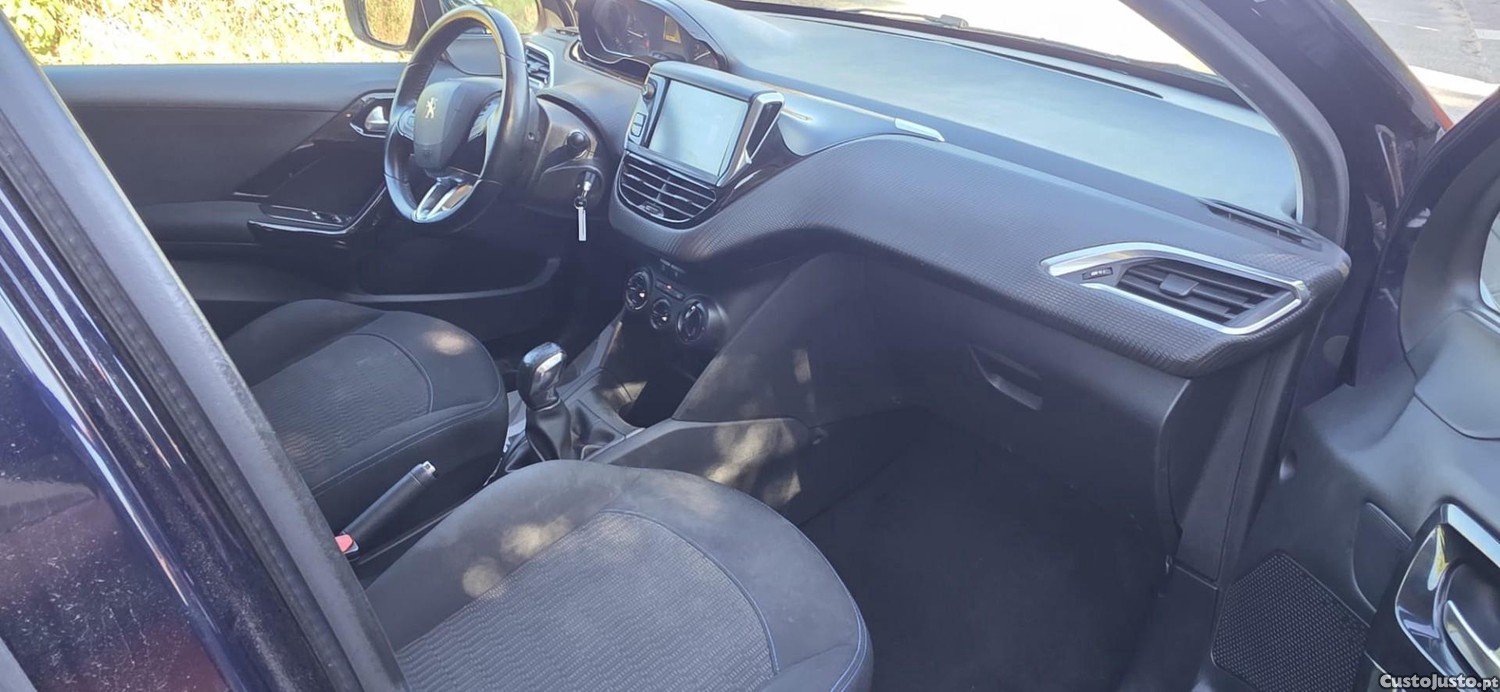 Peugeot 208 1.2 PureTech Style — fotografia 2