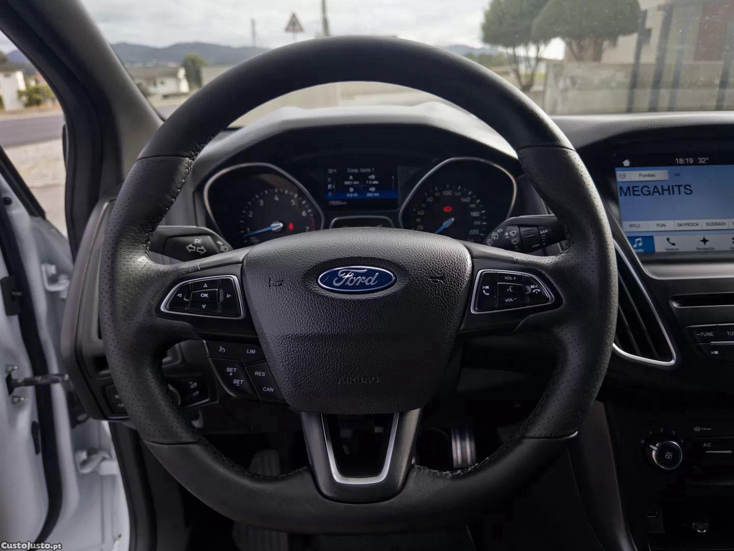 Ford Focus 1.0 ecoboost st-line — fotografia 2