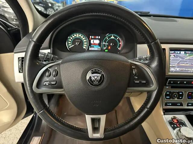 Jaguar XF 3.0 D V6 Premium Luxury — fotografia 4