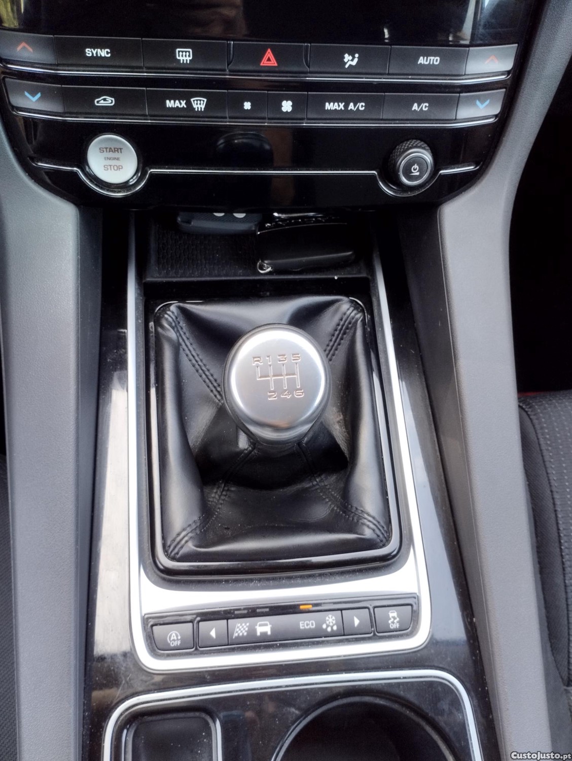 Jaguar F-Pace 2.0 i 4D Prestige - CX. Manual - GPS - Camara Marcha Tras - Classe 1 Portagens - DISTRIBUIÇAO NOVA — fotografia 10
