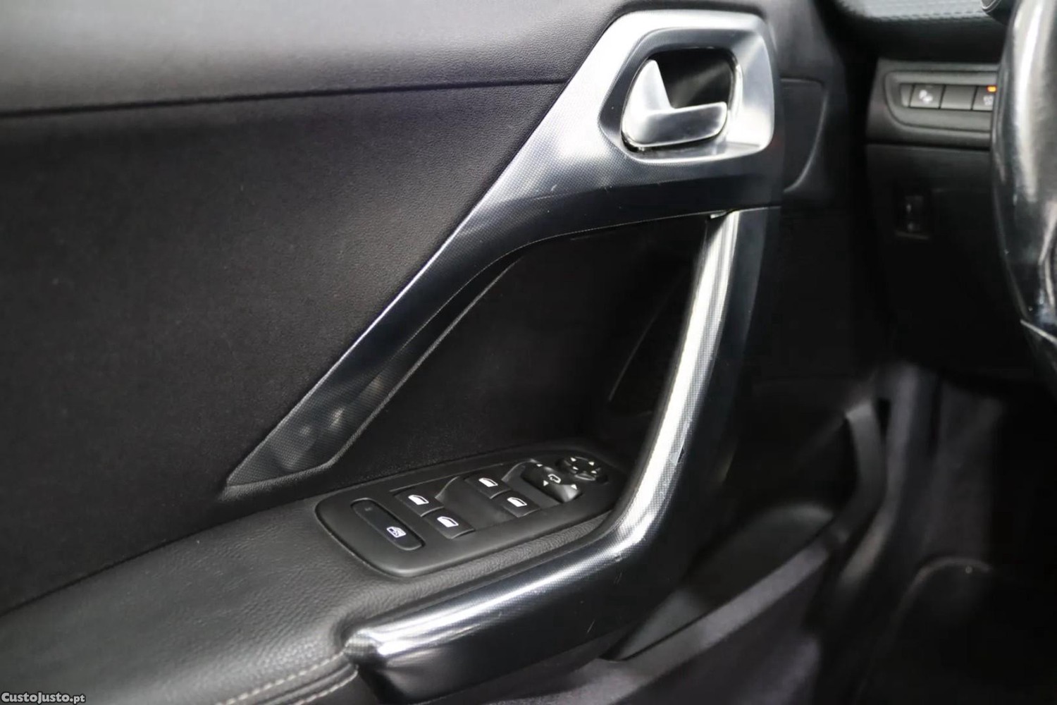Peugeot 2008 1.2 PureTech Allure EAT6 — fotografia 4