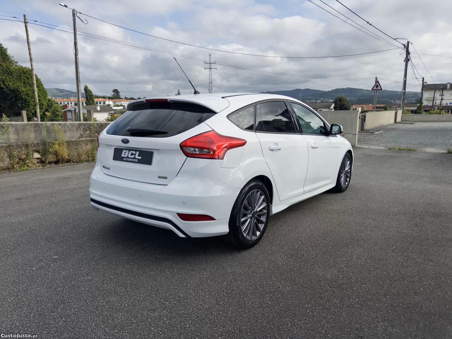 Ford Focus 1.0 ecoboost st-line — fotografia 10