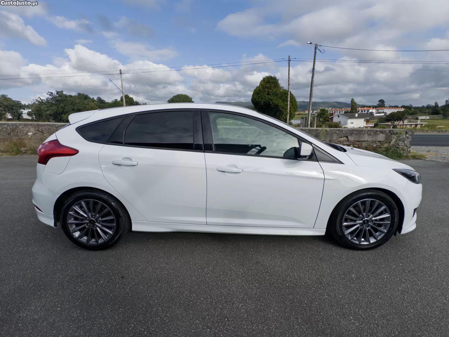 Ford Focus 1.0 ecoboost st-line — fotografia 9