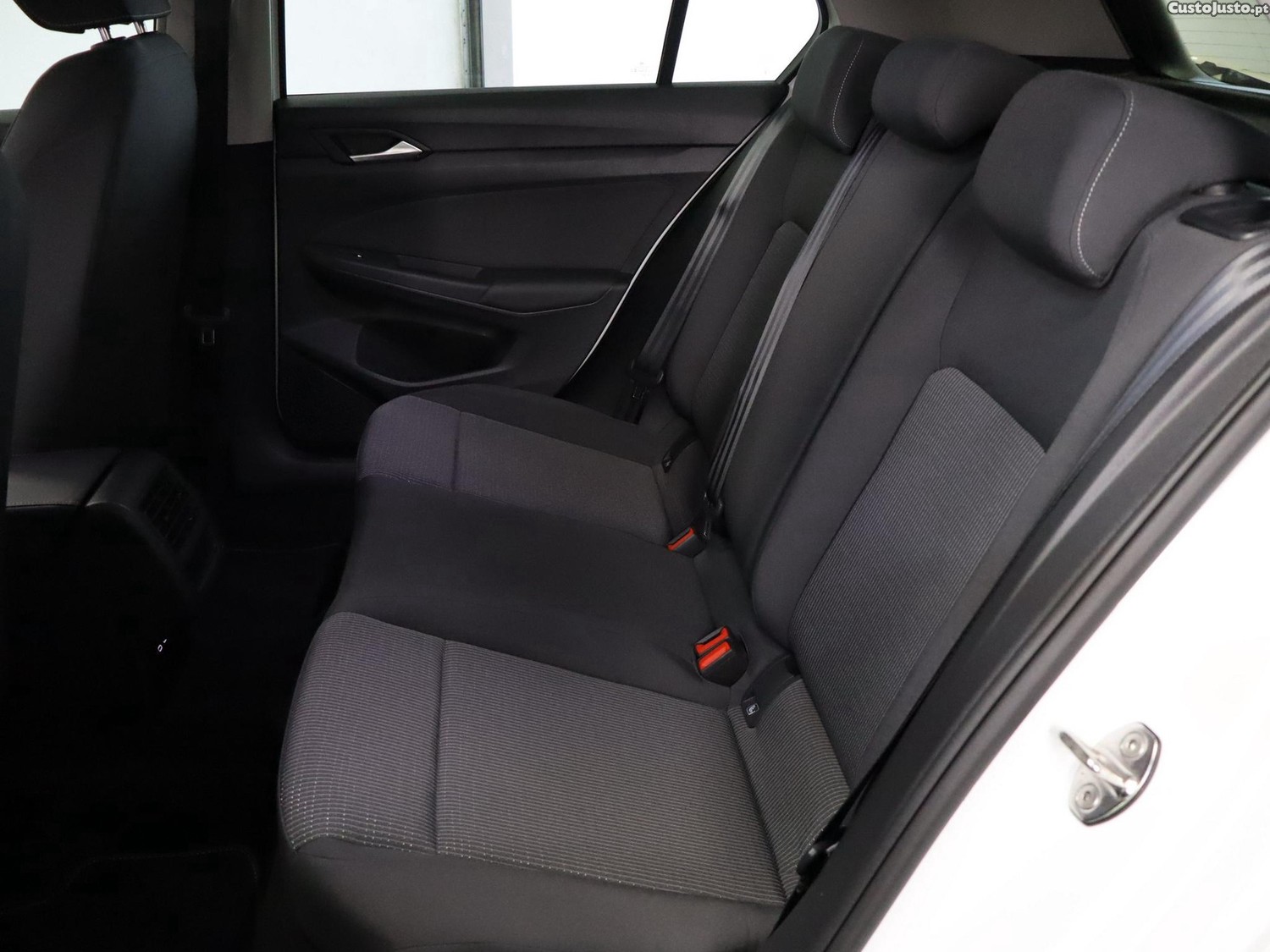 Volkswagen Golf 1.5 TSI Urban — fotografia 13