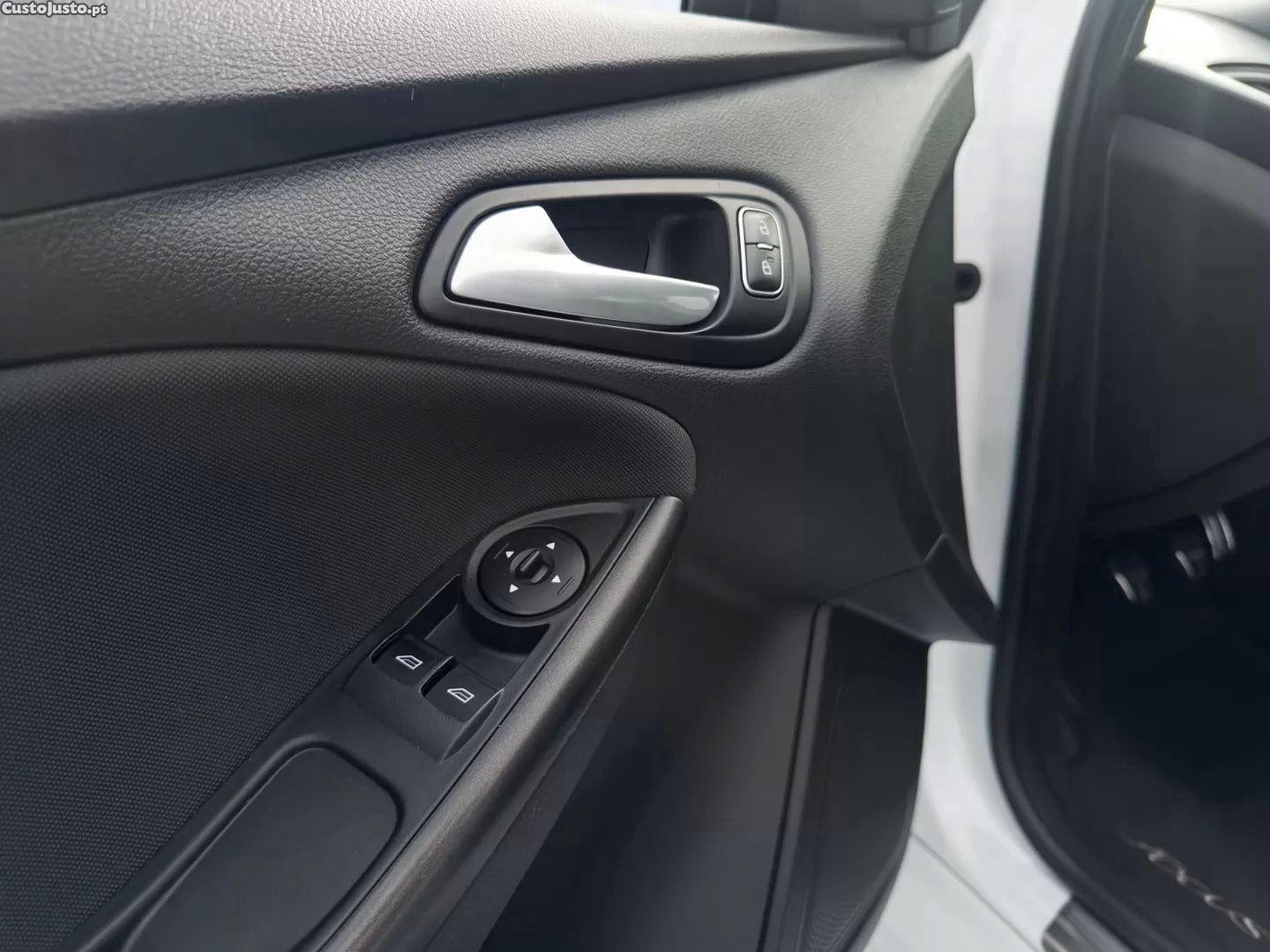 Ford Focus 1.0 ecoboost st-line — fotografia 4