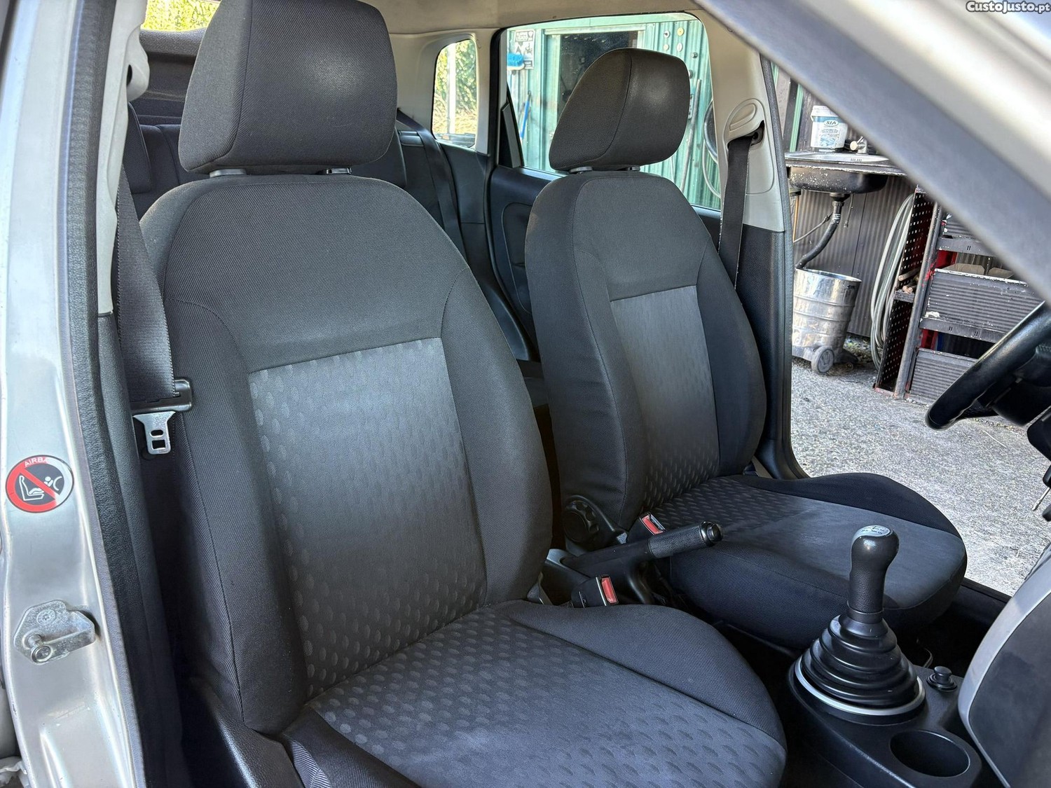 Ford Fiesta 1.25 Ambiente — fotografia 11