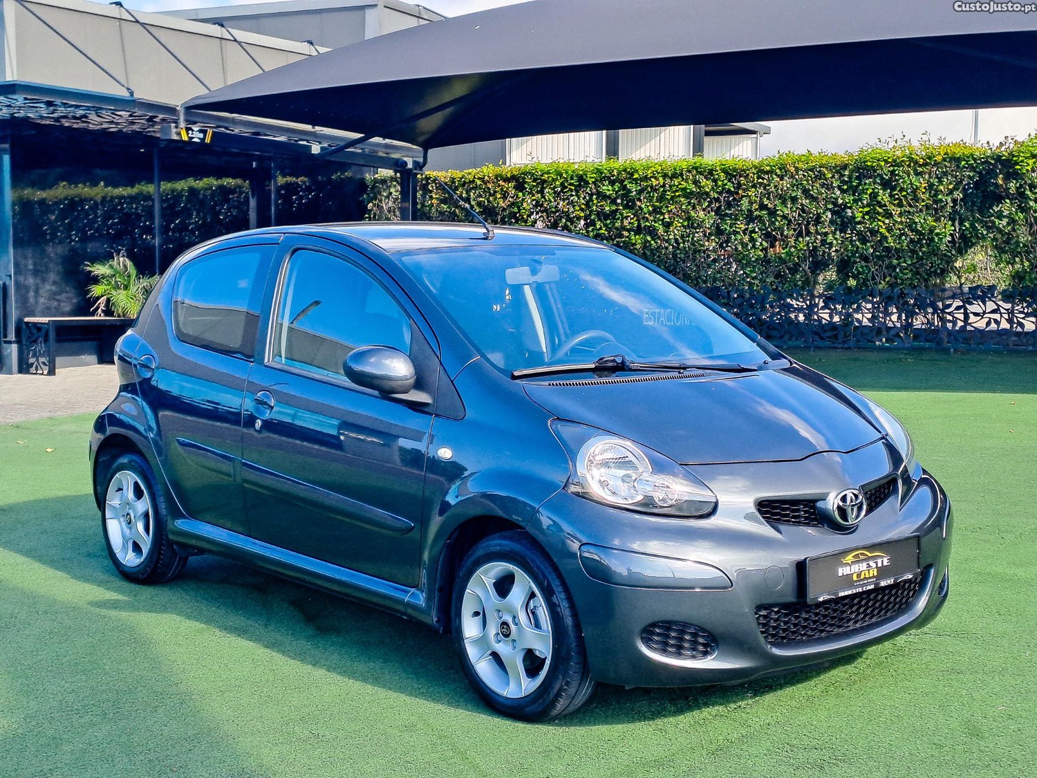 Toyota Aygo 1.0VVT-I 68CV GASOLINA 2010 — fotografia 12