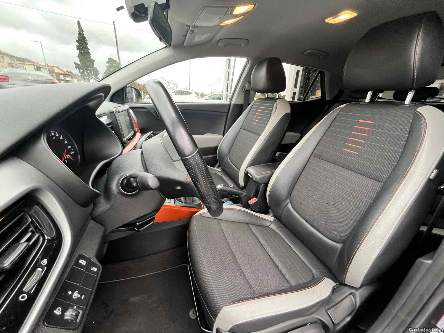 Kia Stonic 1.6 CRDI Vision — fotografia 12