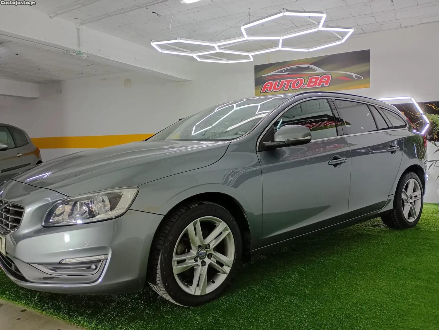 Volvo V60 2.0 D2 R-Design Momentum — fotografia 23